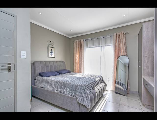 3 BEDROOM HOUSE FOR SALE IN COSMO CITY